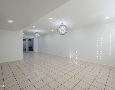7654 E Minnezona Avenue - Photo Thumbnail 4