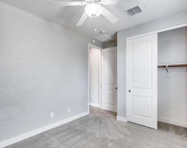 246 W White Oak Avenue - Photo Thumbnail 32