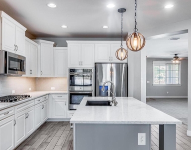246 W White Oak Avenue - Photo Thumbnail 1