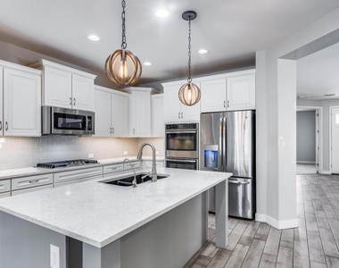 246 W White Oak Avenue - Photo Thumbnail 13