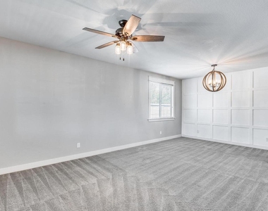 246 W White Oak Avenue - Photo Thumbnail 9