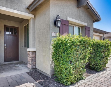 246 W White Oak Avenue - Photo Thumbnail 4