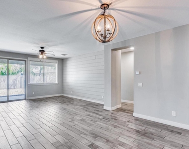 246 W White Oak Avenue - Photo Thumbnail 20