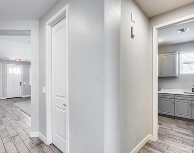246 W White Oak Avenue - Photo Thumbnail 22