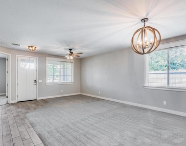 246 W White Oak Avenue - Photo Thumbnail 6