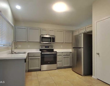 11302 W Orchid Lane - Photo Thumbnail 4