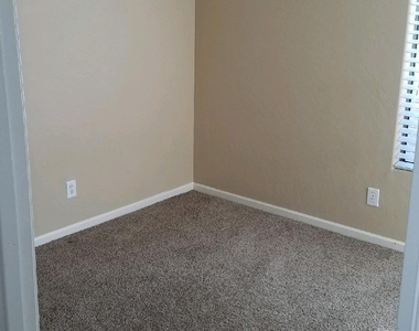 125 N 22nd Place - Photo Thumbnail 8