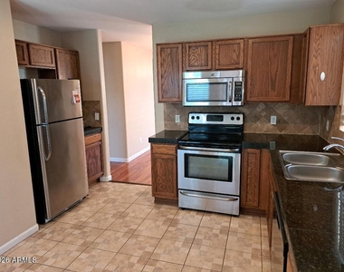 125 N 22nd Place - Photo Thumbnail 4
