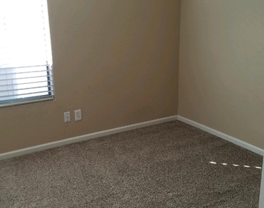 125 N 22nd Place - Photo Thumbnail 7
