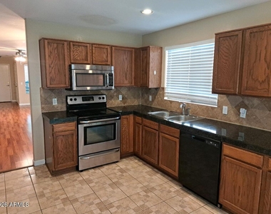 125 N 22nd Place - Photo Thumbnail 3