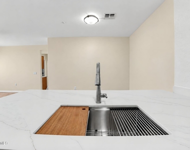 525 N Miller Road - Photo Thumbnail 1