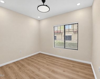 525 N Miller Road - Photo Thumbnail 14