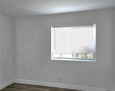 961 W 21st Street - Photo Thumbnail 5