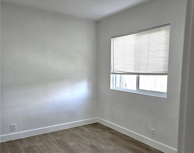 961 W 21st Street - Photo Thumbnail 6
