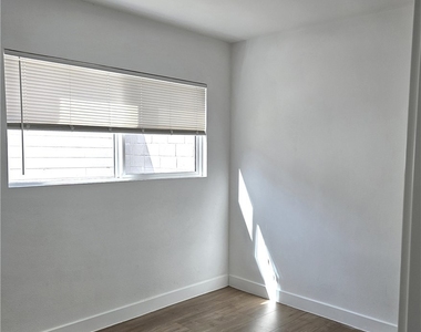 961 W 21st Street - Photo Thumbnail 8