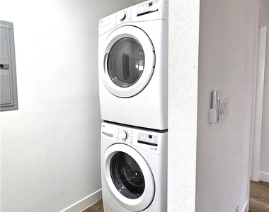 961 W 21st Street - Photo Thumbnail 7