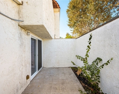 2565 Santa Ana Ave - Photo Thumbnail 18