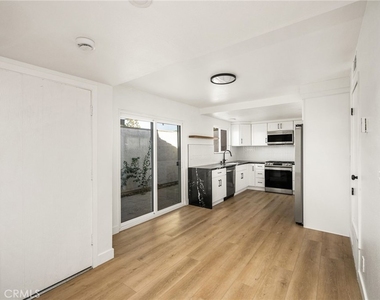 2565 Santa Ana Ave - Photo Thumbnail 11