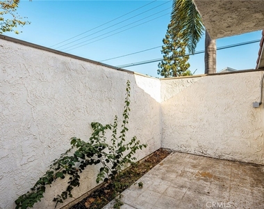 2565 Santa Ana Ave - Photo Thumbnail 17