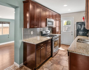 905 Grossmont Avenue - Photo Thumbnail 8