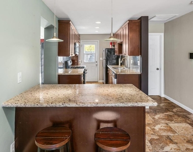 905 Grossmont Avenue - Photo Thumbnail 7