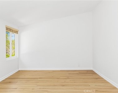 126 E Yale Loop - Photo Thumbnail 12