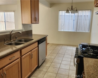 1201 Buena Vista Unit A - Photo Thumbnail 4