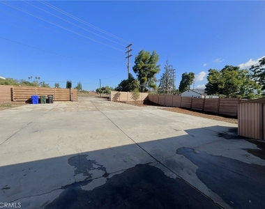 31967 Yucaipa Boulevard - Photo Thumbnail 7