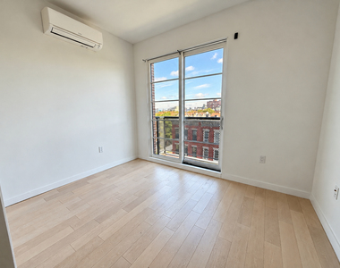 980 Kent Avenue - Photo Thumbnail 4