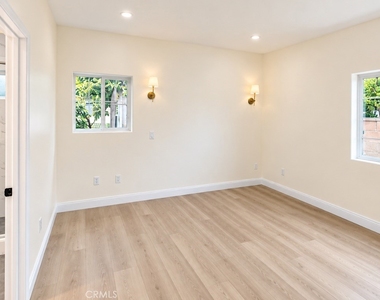 945 Walnut - Photo Thumbnail 4