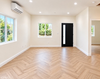 945 Walnut - Photo Thumbnail 1