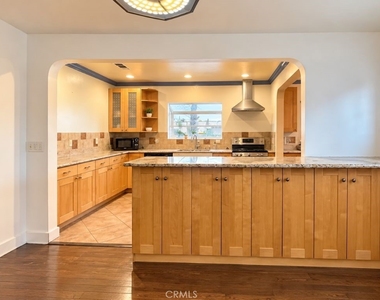 945 Walnut - Photo Thumbnail 5