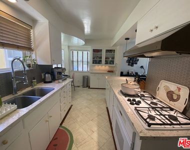 221 W 64th Place - Photo Thumbnail 5