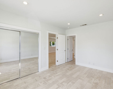 869 Warren Avenue - Photo Thumbnail 11