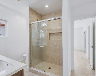 869 Warren Avenue - Photo Thumbnail 16