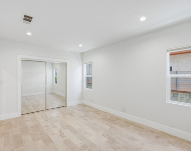 869 Warren Avenue - Photo Thumbnail 17