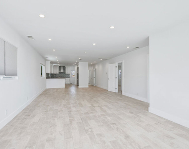 869 Warren Avenue - Photo Thumbnail 3