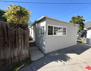 10739 1/2 Aqua Vista Street - Photo Thumbnail 15