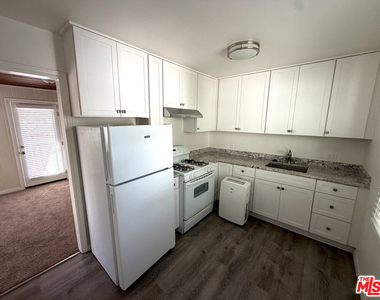 10739 1/2 Aqua Vista Street - Photo Thumbnail 9