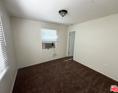 10739 1/2 Aqua Vista Street - Photo Thumbnail 6