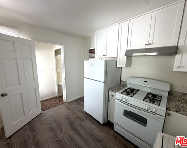 10739 1/2 Aqua Vista Street - Photo Thumbnail 11