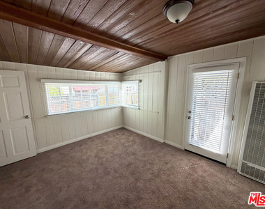 10739 1/2 Aqua Vista Street - Photo Thumbnail 4