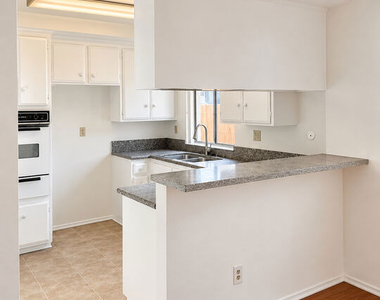 18444 Collins Street - Photo Thumbnail 4