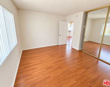 18444 Collins Street - Photo Thumbnail 7