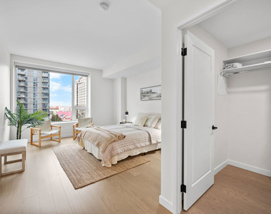 1050 S Grand Avenue - Photo Thumbnail 23