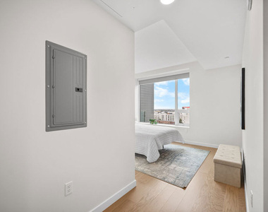 1050 S Grand Avenue - Photo Thumbnail 18