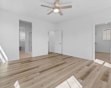 5739 Westmont Lane - Photo Thumbnail 31