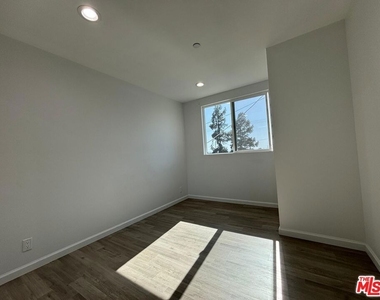 9965 Glencrest Circle - Photo Thumbnail 4