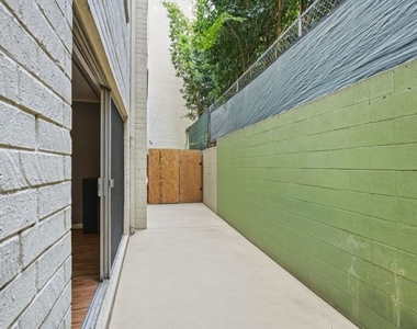 2260 N Cahuenga Boulevard - Photo Thumbnail 14