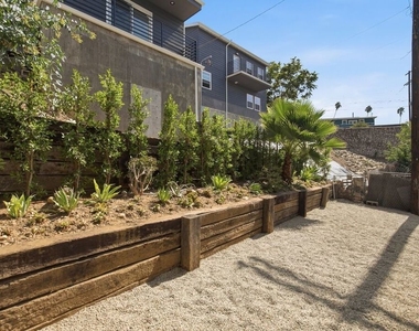213 1/2 N Avenue 49 - Photo Thumbnail 12